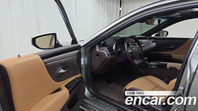 Lexus ES300h 2021 — ფოტო 18/20