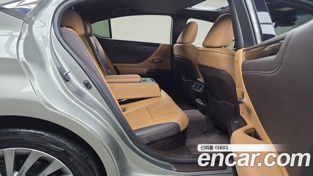 Lexus ES300h 2021 — ფოტო 7/20