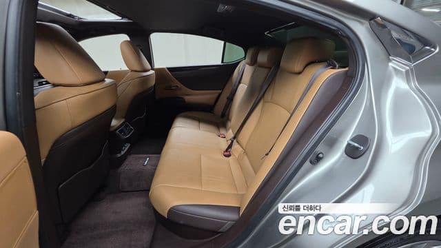 Lexus ES300h 2021 — ფოტო 1/20