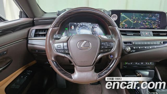 Lexus ES300h 2021 — ფოტო 8/20