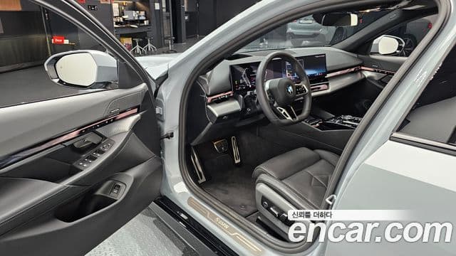 BMW 5 Series 2025 — ფოტო 9/20