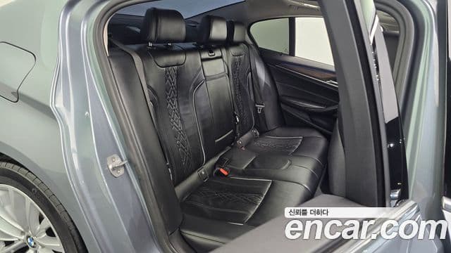 BMW 5 Series 2018 — Şəkil 12/20