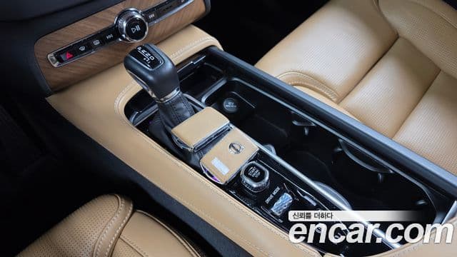 Volvo XC90 2019 — ფოტო 9/20