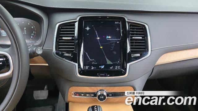 Volvo XC90 2019 — ფოტო 13/20