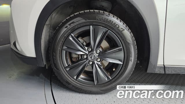 Lexus UX250h 2021 — ფოტო 5/20