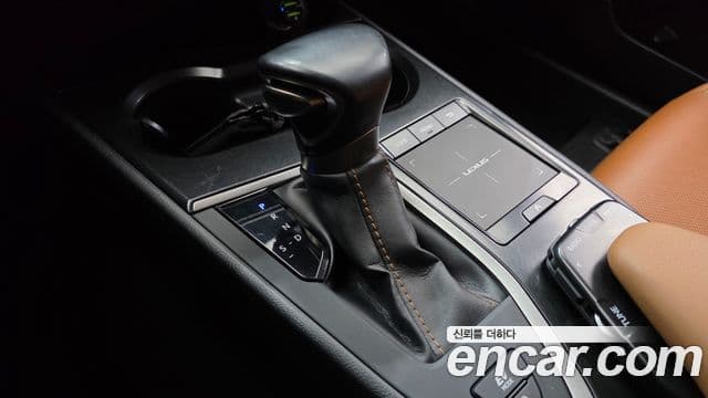 Lexus UX250h 2021 — ფოტო 9/20