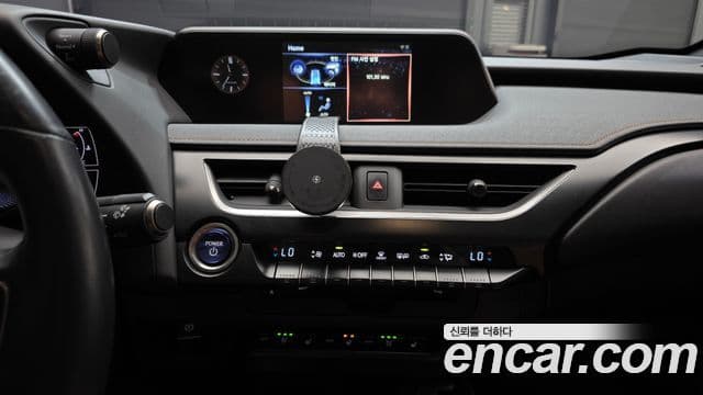 Lexus UX250h 2021 — Photo 23/30