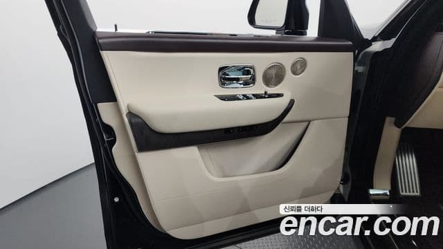 Rolls-Royce Cullinan 2019 — ფოტო 28/35