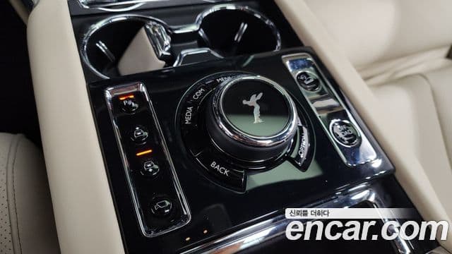 Rolls-Royce Cullinan 2019 — ფოტო 17/35