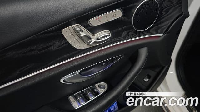 Mercedes-Benz E-Class 2019 — ფოტო 19/20