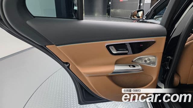 Mercedes-Benz E-Class 2024 — Photo 7/32