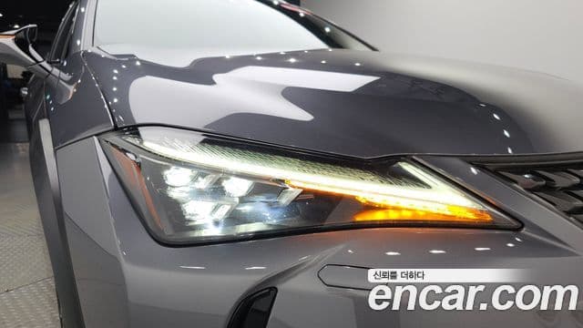 Lexus UX250h 2019 — Photo 25/33