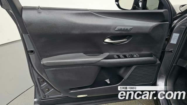Lexus UX250h 2019 — Photo 16/33