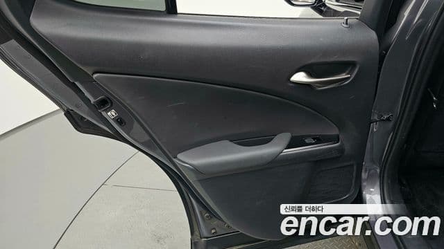 Lexus UX250h 2019 — Photo 11/33