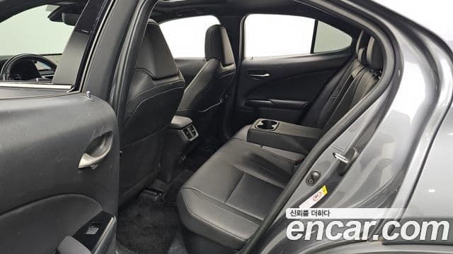 Lexus UX250h 2019 — Photo 12/33