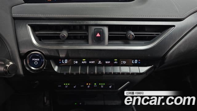 Lexus UX250h 2019 — Photo 10/33