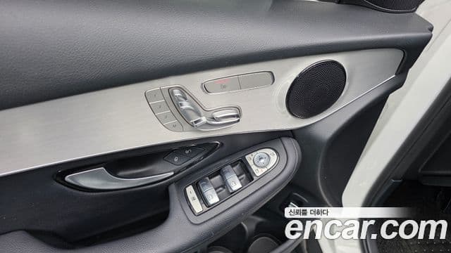 Mercedes-Benz GLC-Class 2018 — Şəkil 19/20