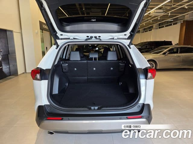 Toyota RAV4 2025 — Фото 14/15
