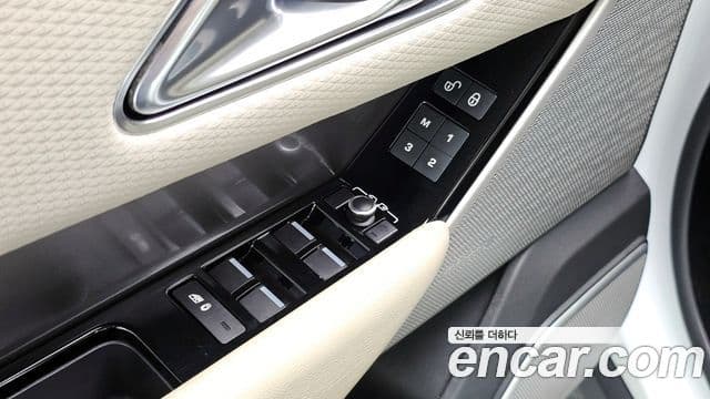 Land Rover Range Rover Velar 2018 — ფოტო 19/20