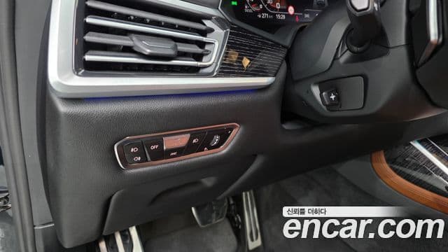 BMW X7 2021 — Photo 23/33
