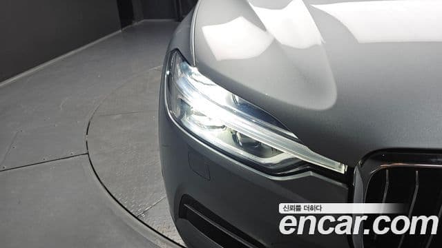 Volvo XC60 2019 — Photo 13/30