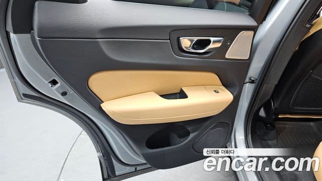 Volvo XC60 2019 — Photo 29/30
