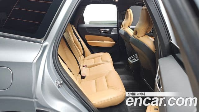 Volvo XC60 2019 — Photo 2/30