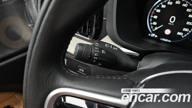 Volvo XC60 2019 — Photo 3/30