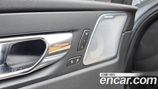 Volvo XC60 2019 — Photo 27/30