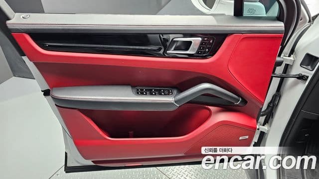 Porsche Cayenne 2020 — Photo 18/36