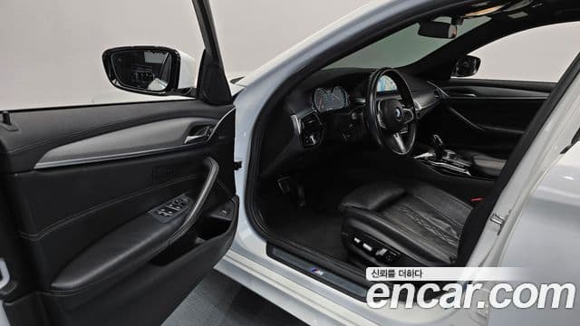 BMW 5 Series 2018 — Şəkil 8/20