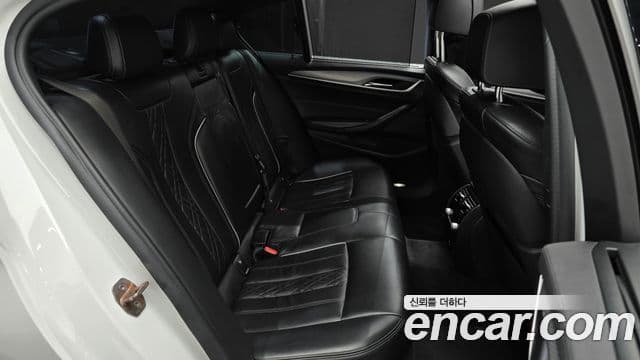 BMW 5 Series 2018 — Şəkil 10/20