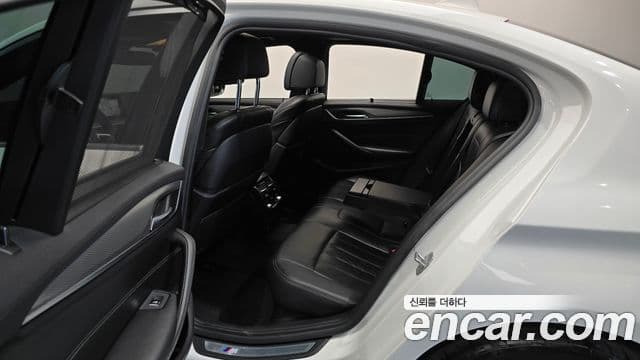 BMW 5 Series 2018 — Şəkil 11/20