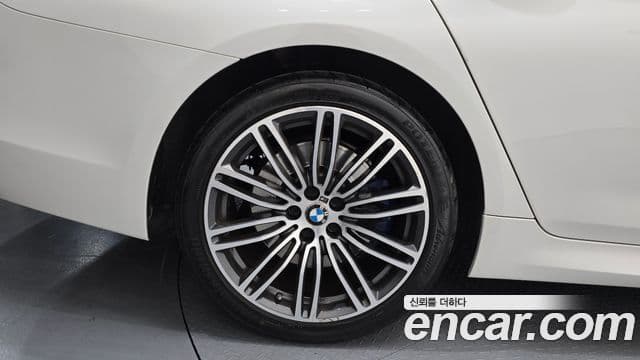 BMW 5 Series 2018 — Şəkil 24/36