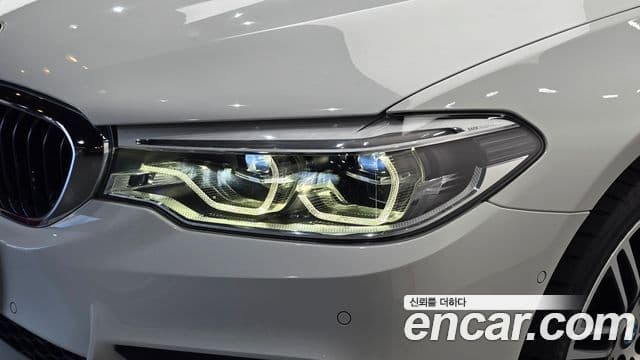 BMW 5 Series 2018 — Şəkil 32/36
