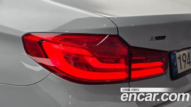 BMW 5 Series 2018 — Şəkil 22/36
