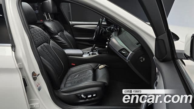 BMW 5 Series 2018 — Şəkil 25/36