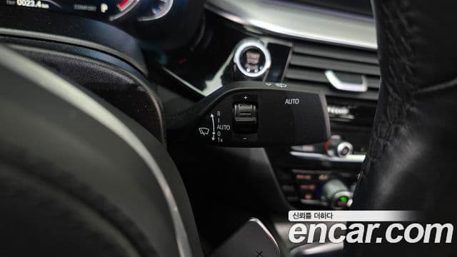 BMW 5 Series 2018 — Şəkil 12/36