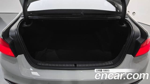 BMW 5 Series 2018 — Şəkil 14/36