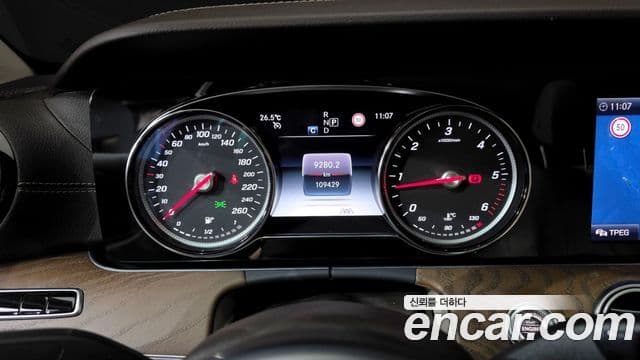 Mercedes-Benz E-Class 2020 — ფოტო 7/20