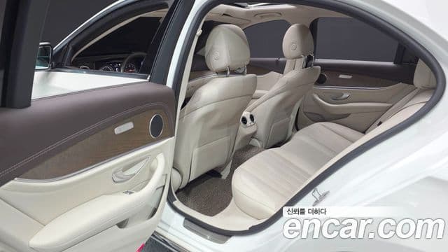 Mercedes-Benz E-Class 2020 — ფოტო 11/20