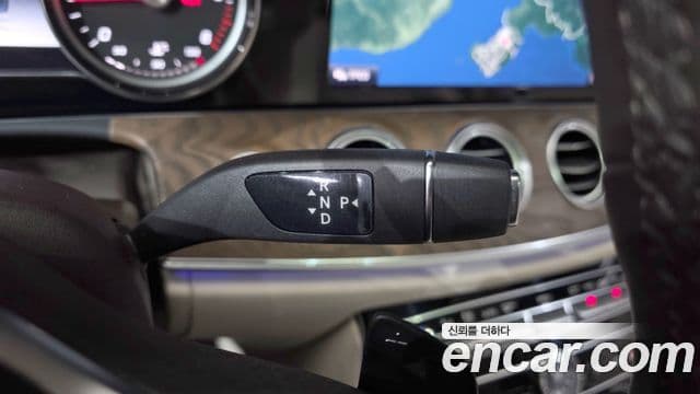 Mercedes-Benz E-Class 2020 — ფოტო 19/20