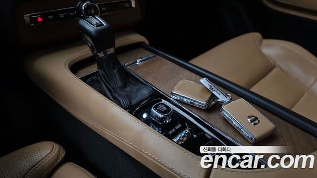 Volvo XC90 2020 — ფოტო 9/20