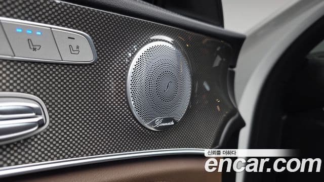 Mercedes-Benz E-Class 2019 — ფოტო 17/20