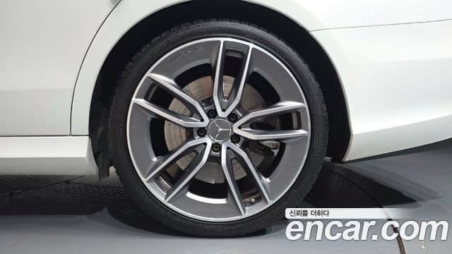 Mercedes-Benz E-Class 2019 — Photo 15/35