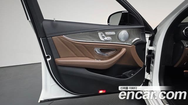 Mercedes-Benz E-Class 2019 — Photo 35/35