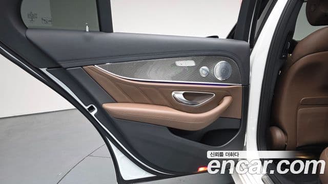 Mercedes-Benz E-Class 2019 — Photo 21/35