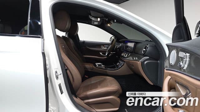 Mercedes-Benz E-Class 2019 — Photo 27/35