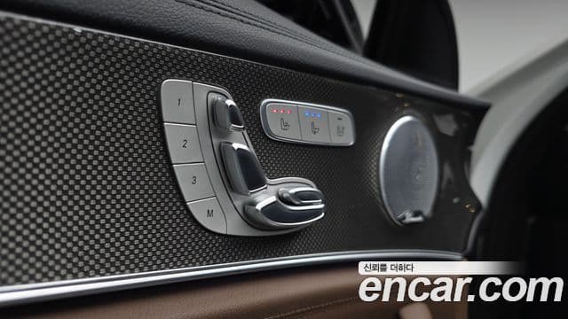 Mercedes-Benz E-Class 2019 — Photo 33/35