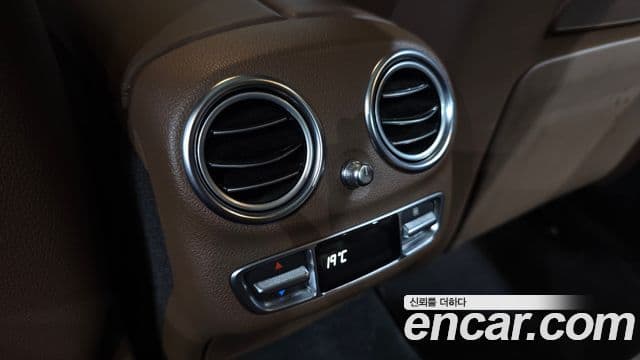Mercedes-Benz E-Class 2019 — Photo 10/35